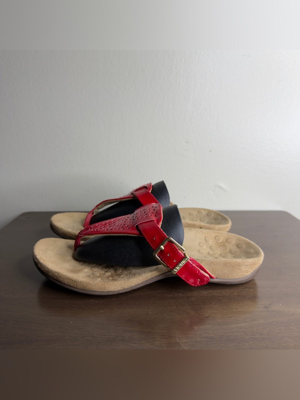 Vionic Red Patent Leather T Strap Sandals Sz 6 womens